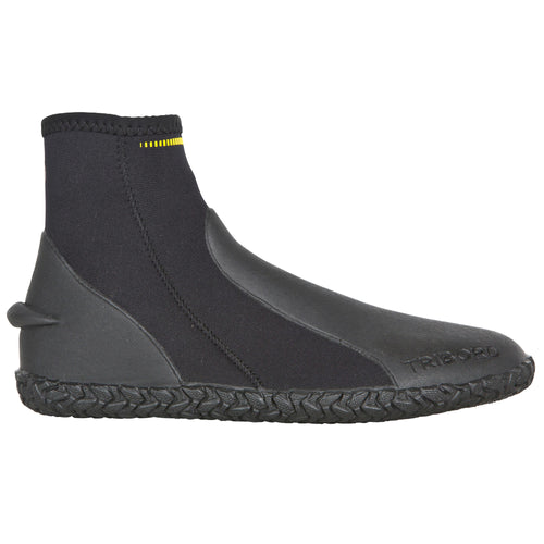 A photo of the Diving booties 3 mm neoprene black in use