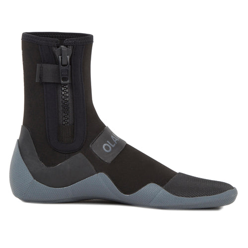 A photo of the Olaian 500 3 mm Surfing Booties in use