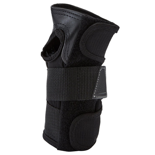 A photo of the Oxelo FIT500 Roller Skate Wrist Guard Adult in use