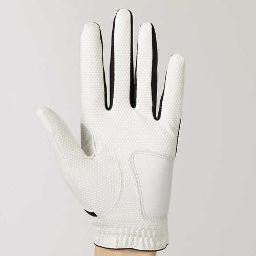 A photo of the Inesis Right-Handed Golf Glove Kids' in use