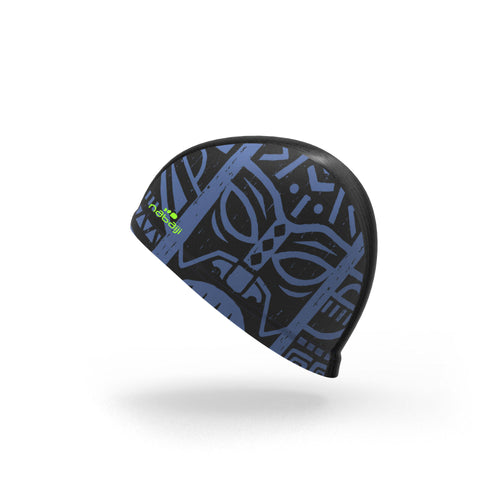 A photo of the Mesh swim cap - Printed fabric - Tiki black blue in use