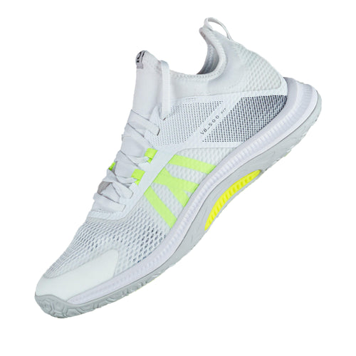 A photo of the Men's Volleyball Shoes for Regular Use Fit 500 - White Yellow in use