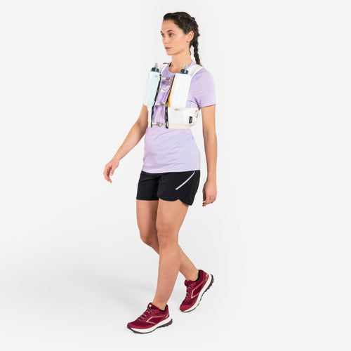A photo of the WOMEN'S TRAIL RUNNING BAGGY SHORTS - BLACK in use