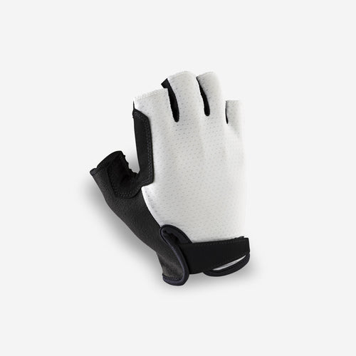 A photo of the Van Rysel 900 Cycling Gloves in use