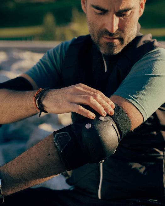 Oxelo FIT500 Protective Gear Set w Knee Elbow Pads & Wrist Guard Adul, black Image 2 of 5