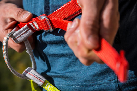 ADULT CLIMBING AND MOUNTAINEERING HARNESS LIGHT - EDGE ORANGE AND YELLOW, vermilion Image 2 of 5