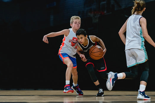 Tarmak B10T0 Beginner Basketball Size 5, blood orange Image 2 of 3