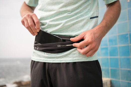 Kalenji Adjustable Running Belt for Any Size of Smartphone and Keys, black Image 3 of 5