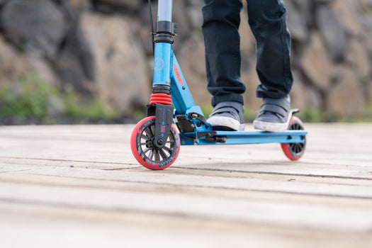 Oxelo MID5 Foldable Scooter w/ Suspension & Hand brake Kids 3'6 to 4'9, blue Image 4 of 10