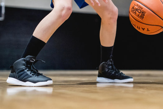 Tarmak SS100 Beginner Basketball Shoes Kids', black Image 1 of 5