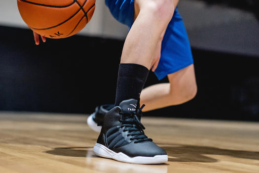 Tarmak SS100 Beginner Basketball Shoes Kids', black Image 3 of 5