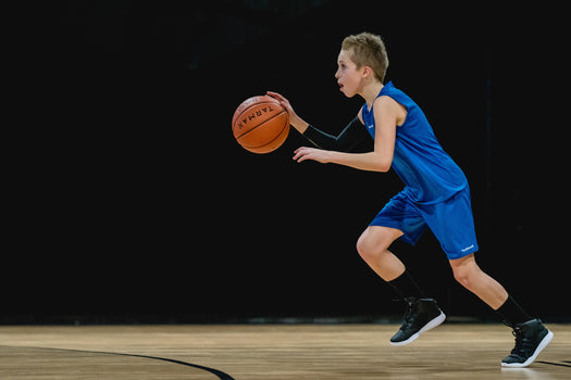 Tarmak SS100 Beginner Basketball Shoes Kids', black Image 2 of 5