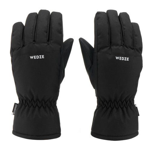 A photo of the KIDS' WARM AND WATERPROOF SKI GLOVES - 100 BLACK in use