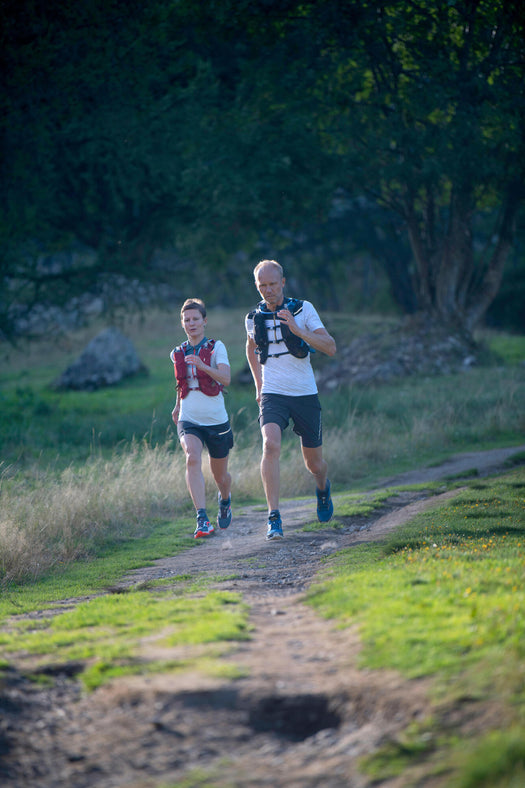 10L TRAIL RUNNING BAG UNISEX - BLACK/BRONZE - Sold with 1L water bladder, black Image 2 of 5