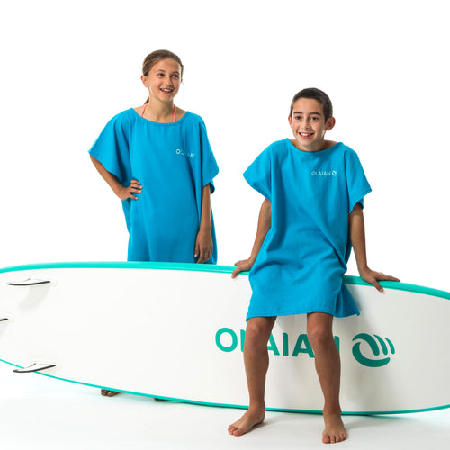 A photo of the Olaian 100 Poncho Cotton Kids in use
