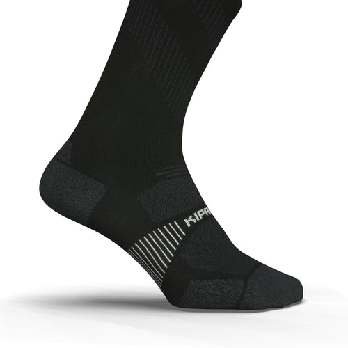 A photo of the RUN900 MID-CALF FINE RUNNING SOCKS - BLACK in use