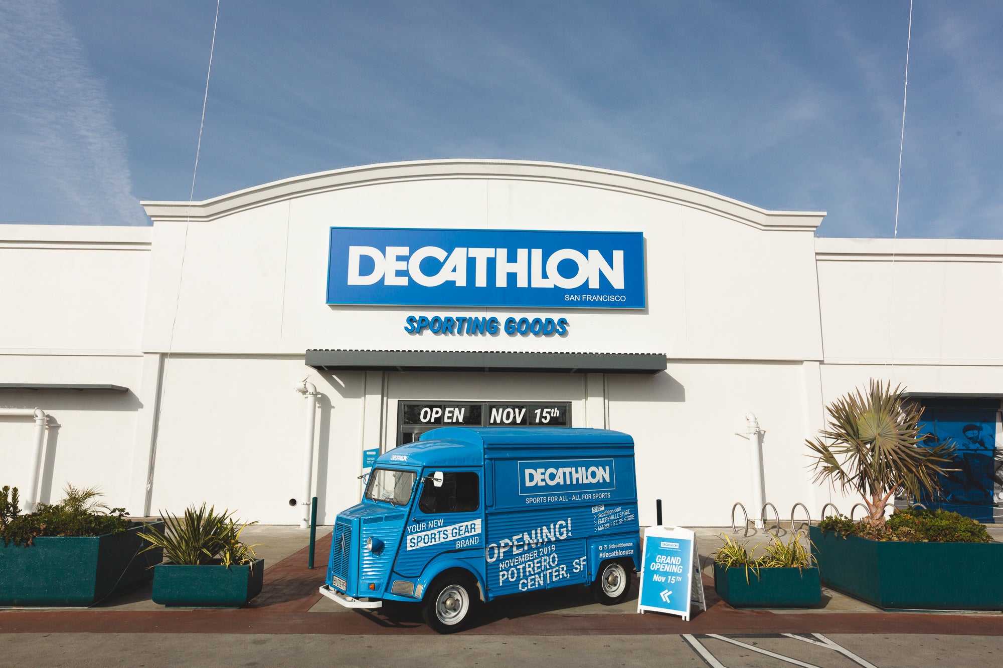 May 26, 2019 Emeryville / CA / USA - Exterior view of Decathlon Sporting  Goods flagship store, the first open in the San Francisco bay area, near  Oakl Stock Photo - Alamy