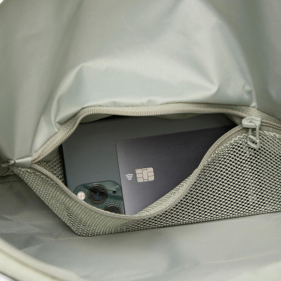 28L Sports Bag with Waterproof Pocket